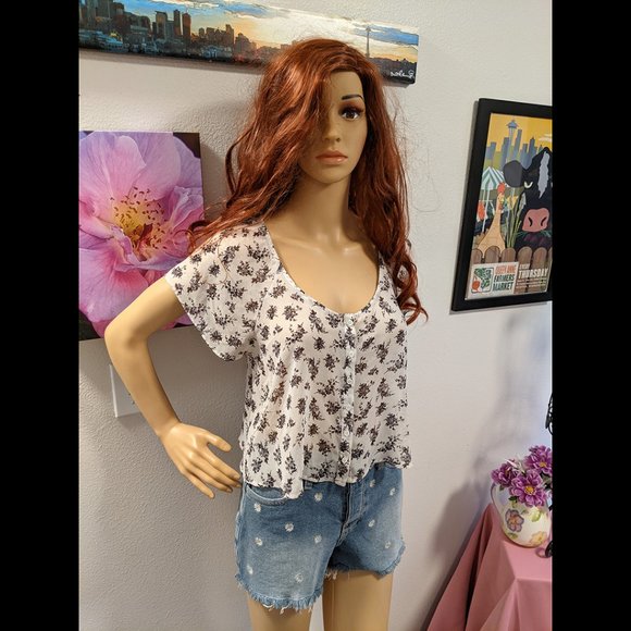 Hollister *NWT* High-Rise Mom Shorts w/ Daisy Print Size 1 - Picture 3 of 6